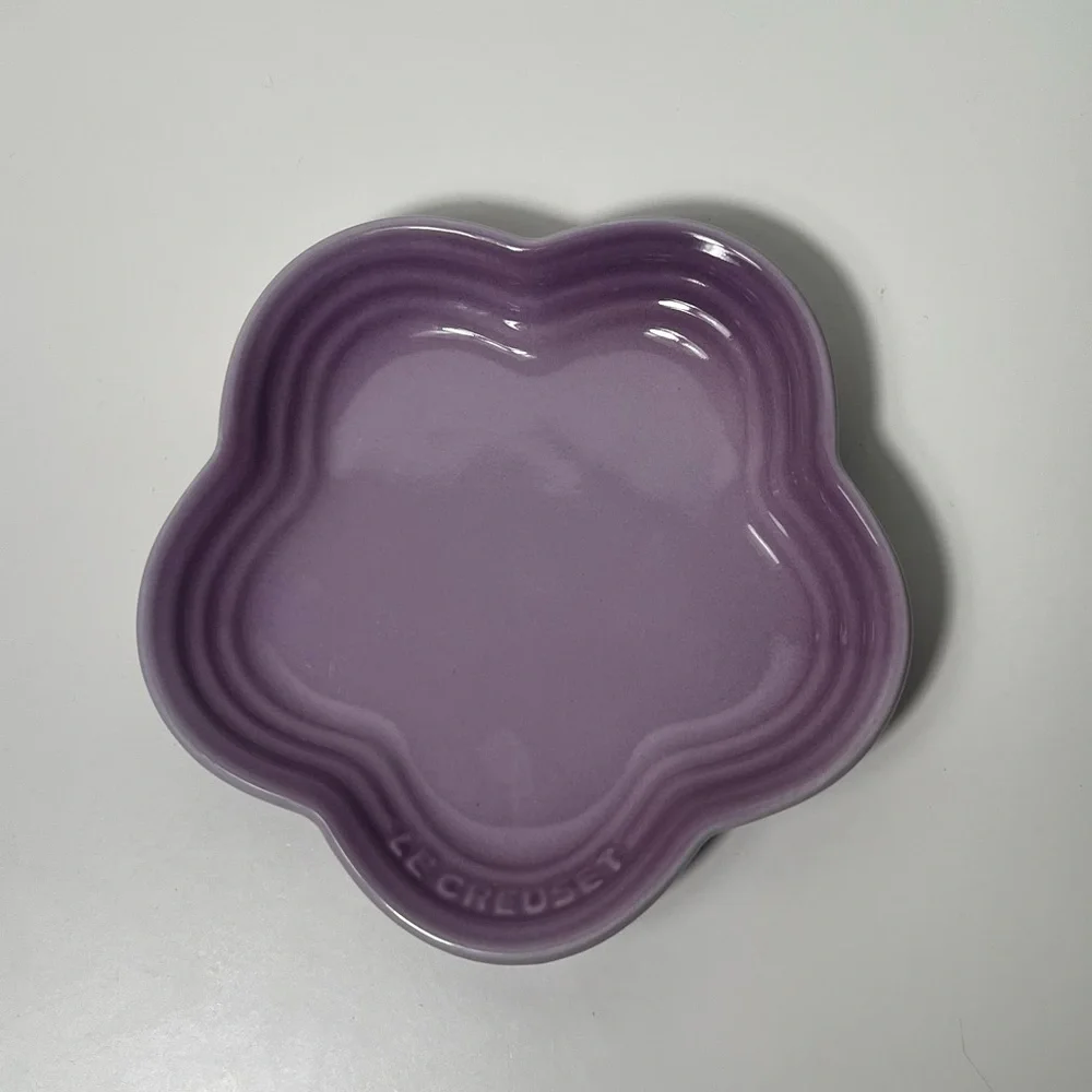 Le Creuset Stoneware Flower Petal Scalloped Trinket Dish Plate Tray - Picture 2 of 11